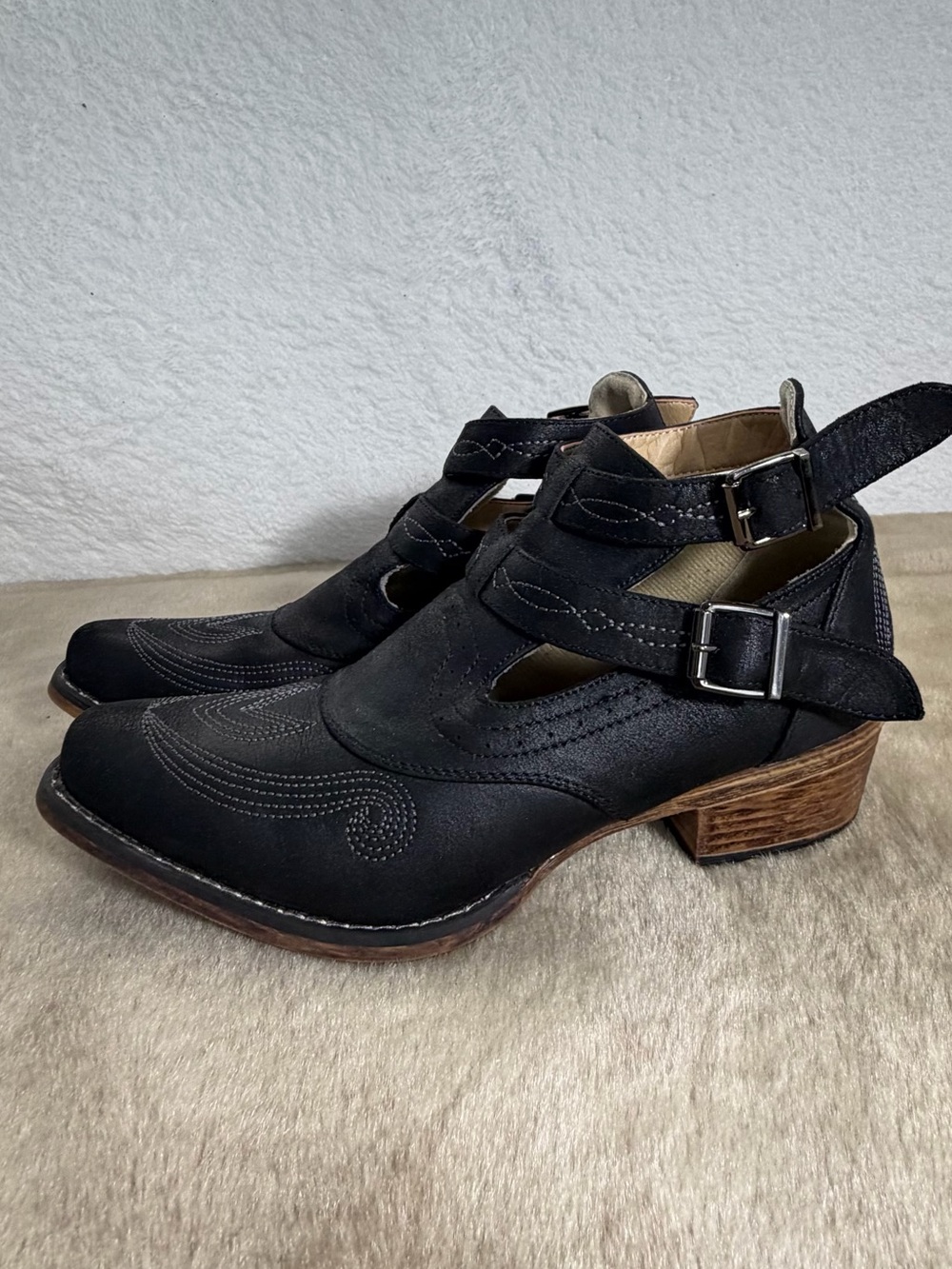 Roper Black Faux Leather Western Buckle Snip Toe Ankle Boots Womens 9.5 booties